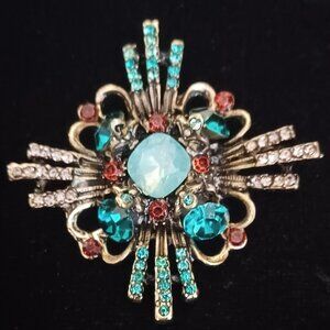 Lovely Gold Tone & Rhinestone Brooch